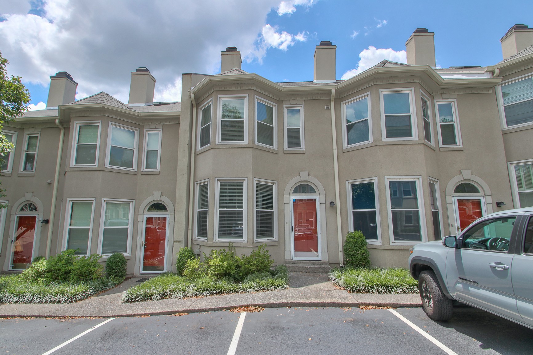 221 Fairmont Ct