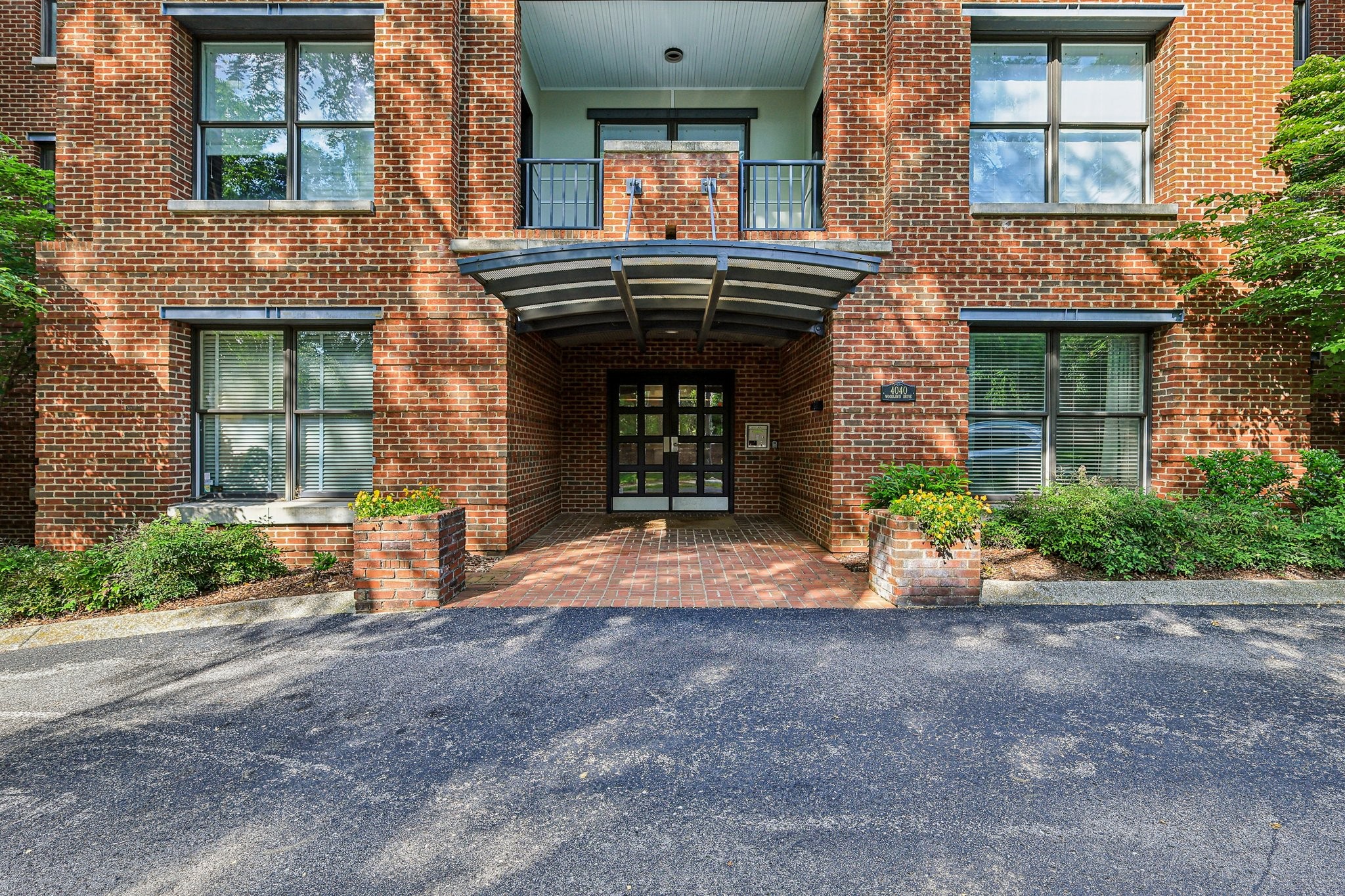 4040 Woodlawn Dr