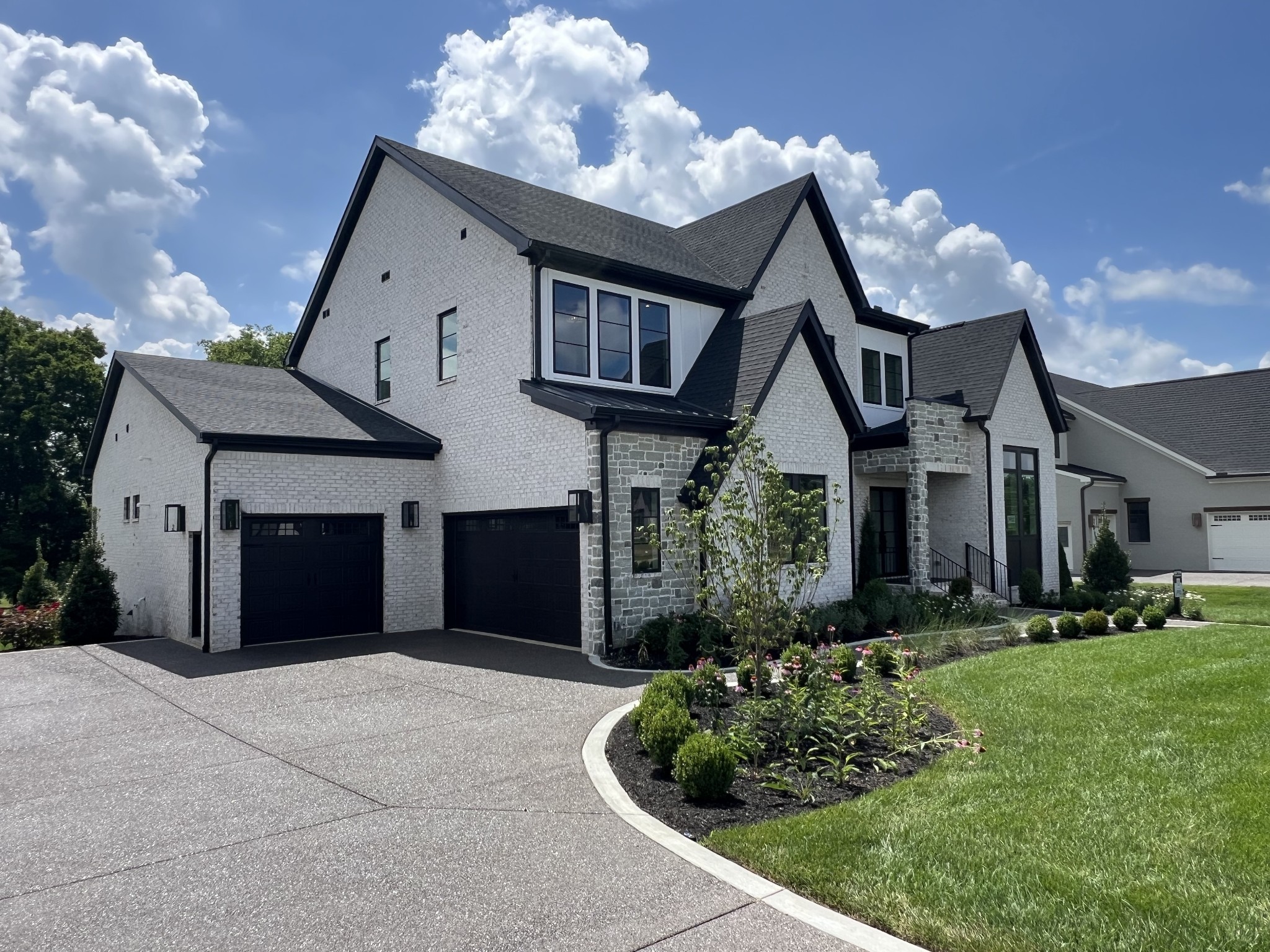 1552 White Barn
