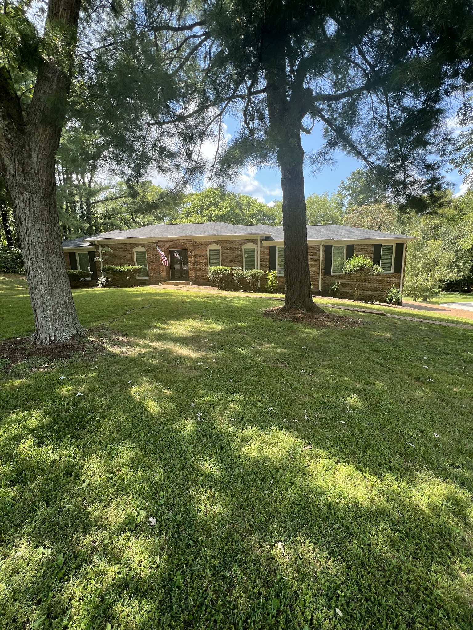 1327 Lipscomb Dr