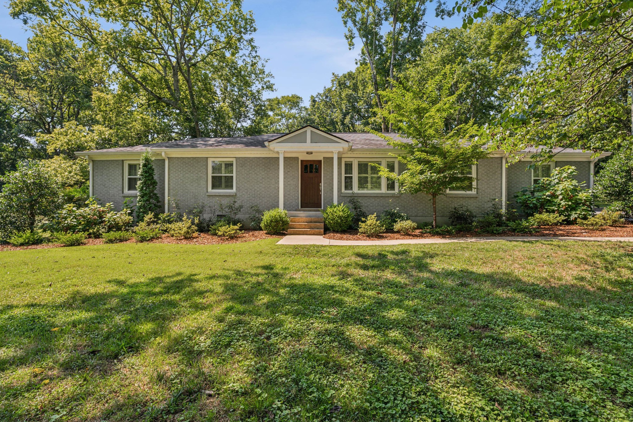 821 W Hillwood Dr