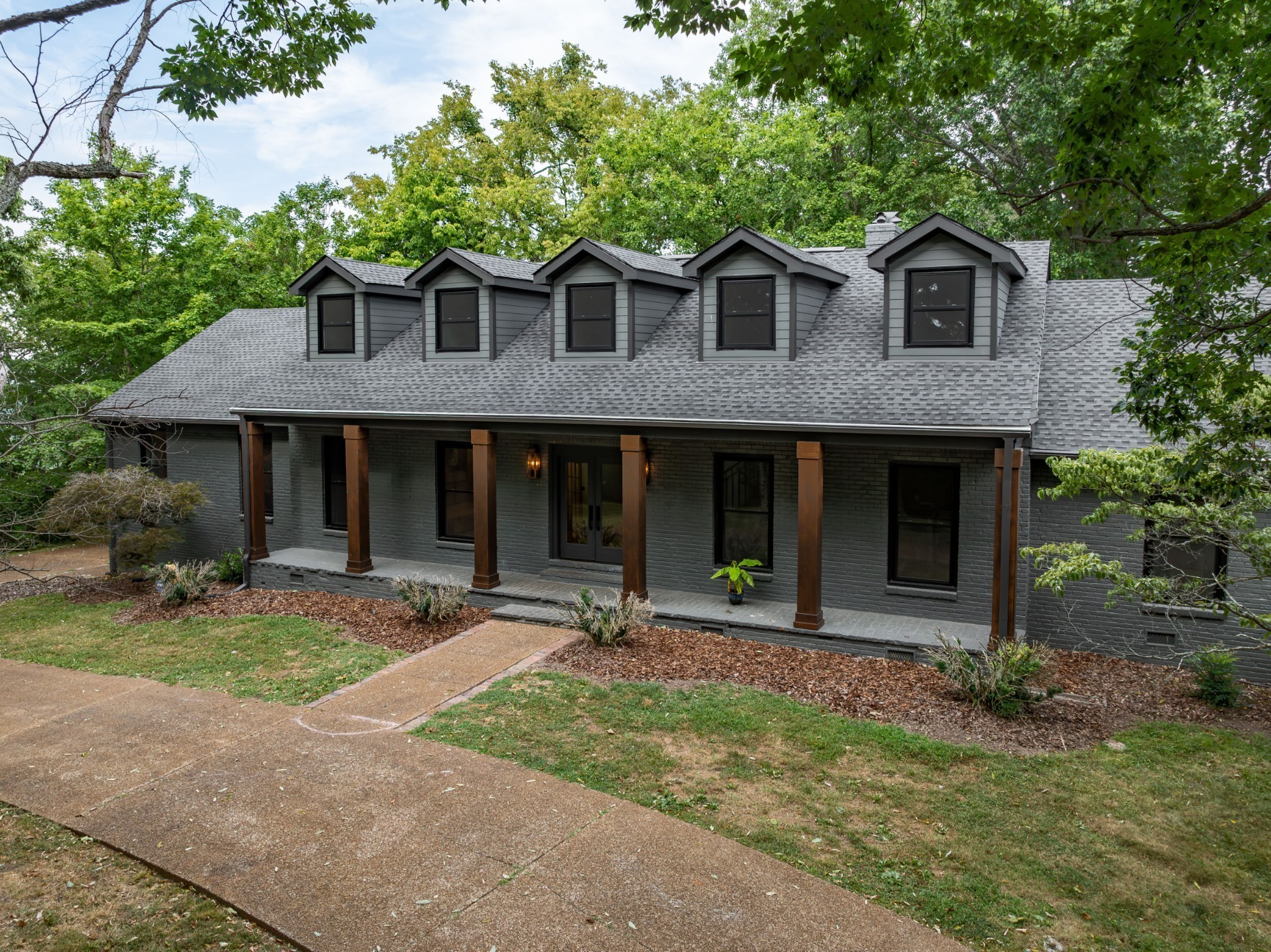 1301 Saxon Dr