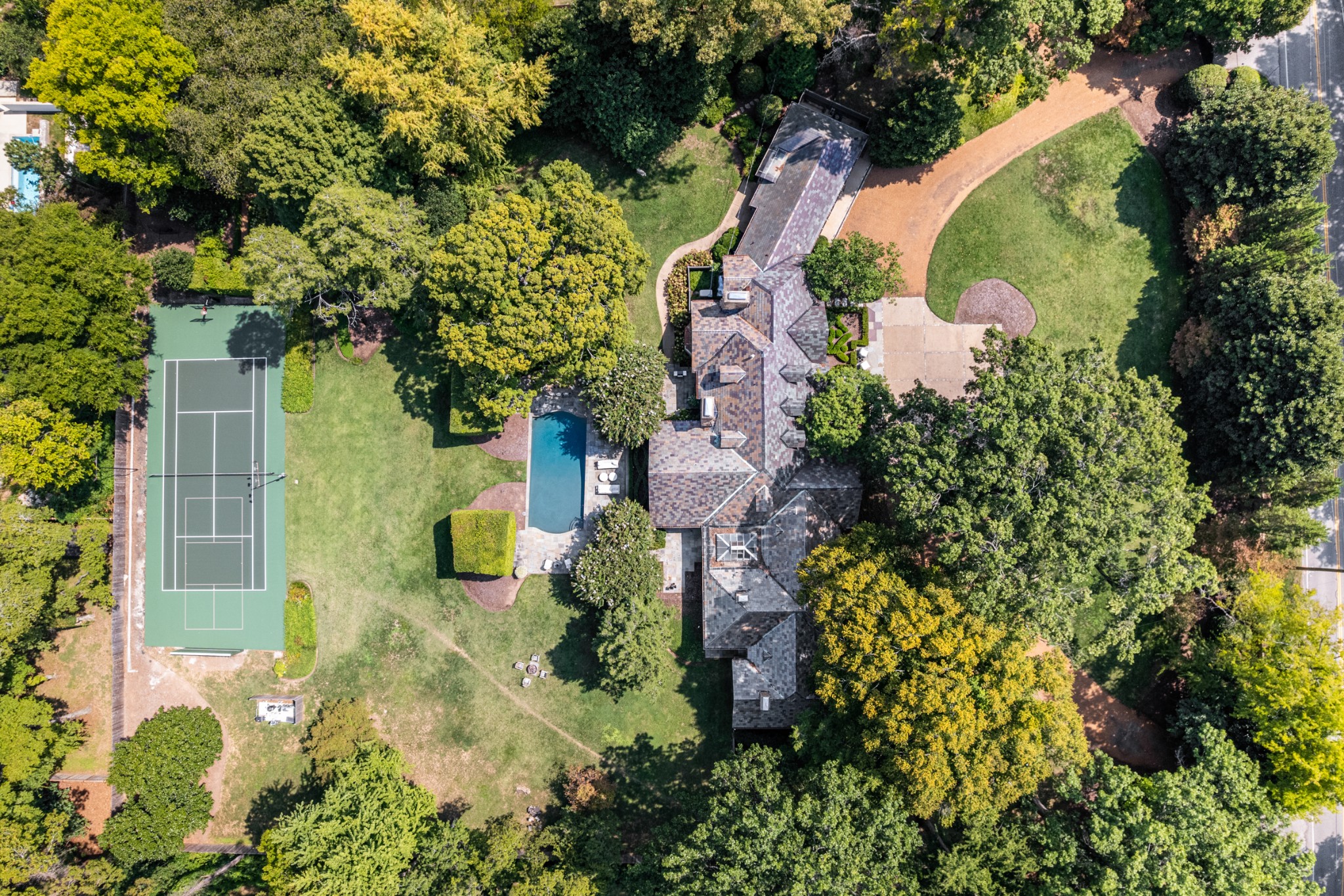 3800 Woodlawn Dr