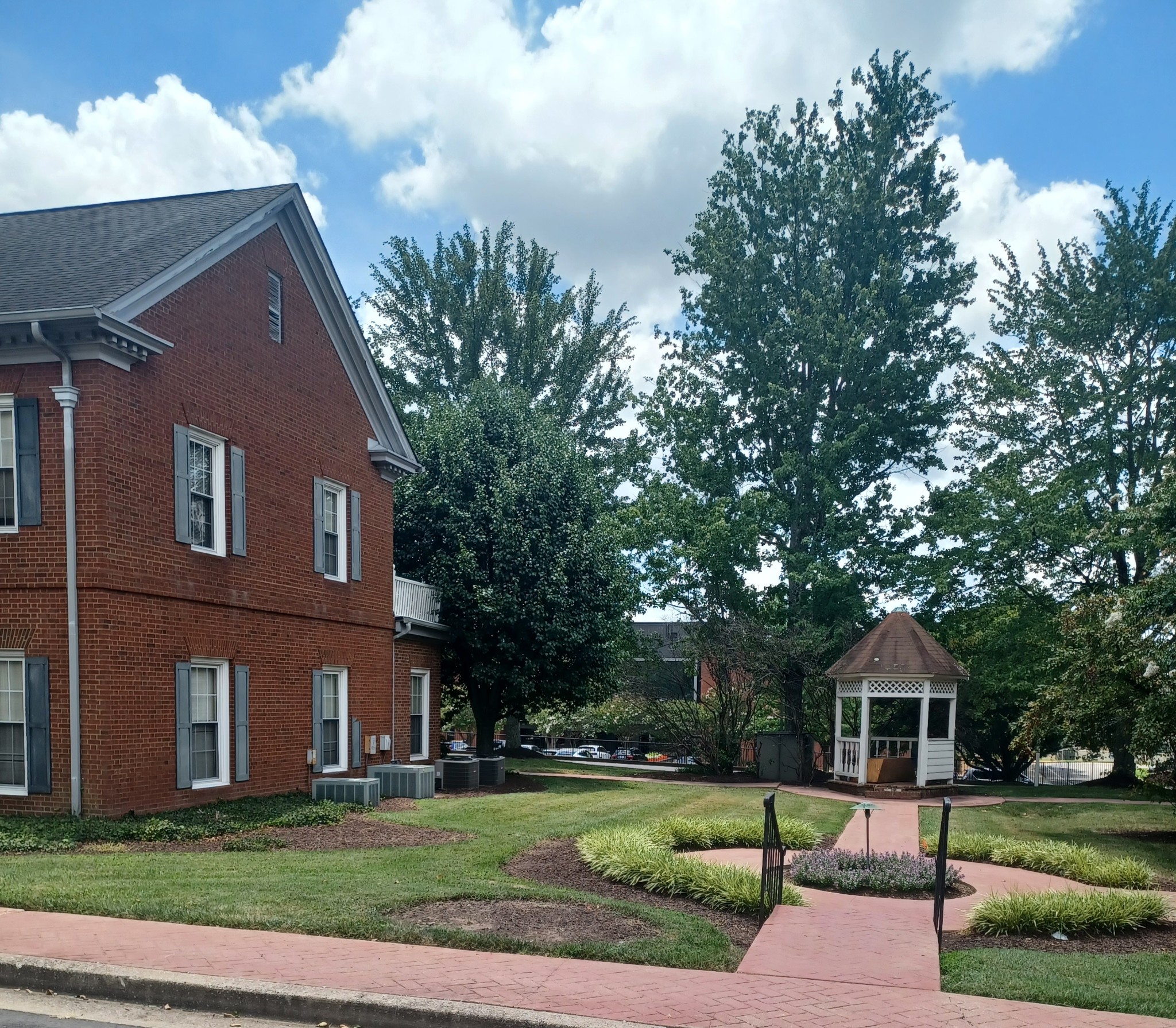 5046 Thoroughbred Ln