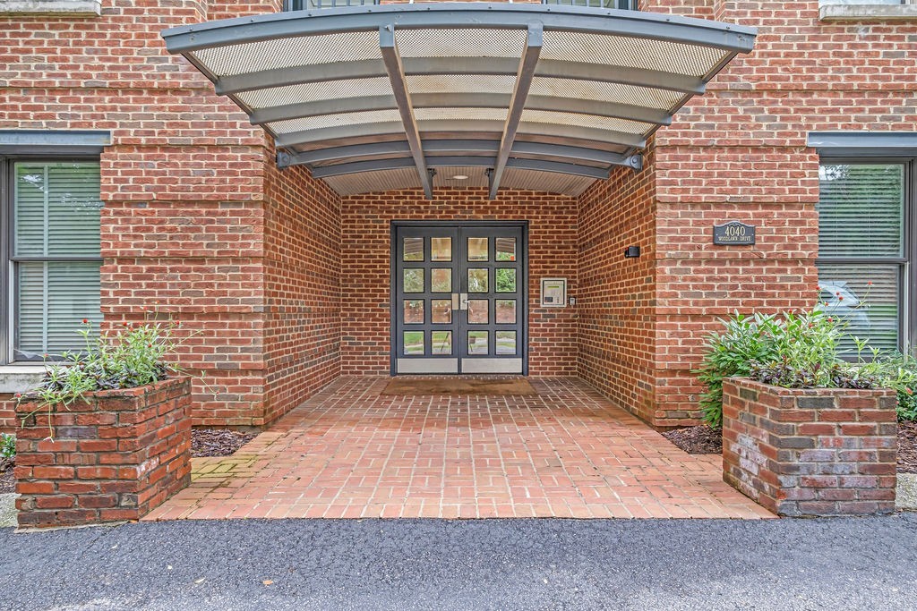 4040 Woodlawn Dr